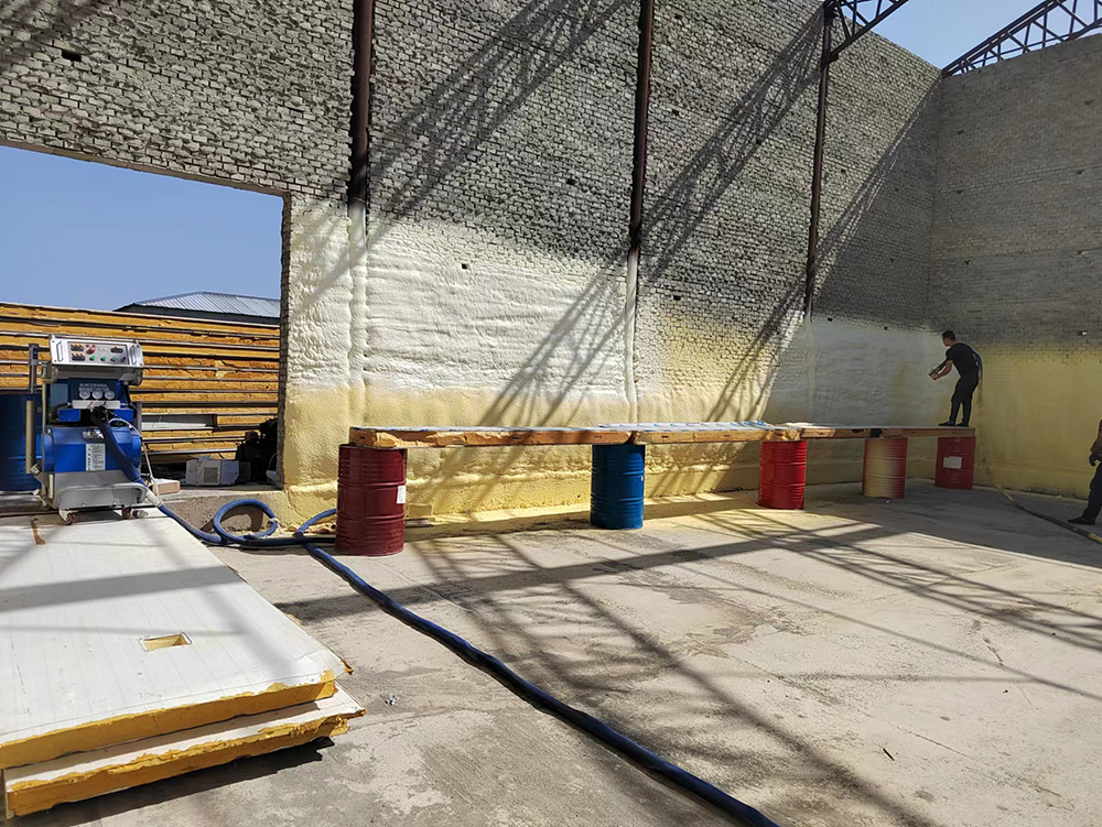 為啥大家都在用聚氨酯發(fā)泡機(jī)進(jìn)行冷庫保溫?